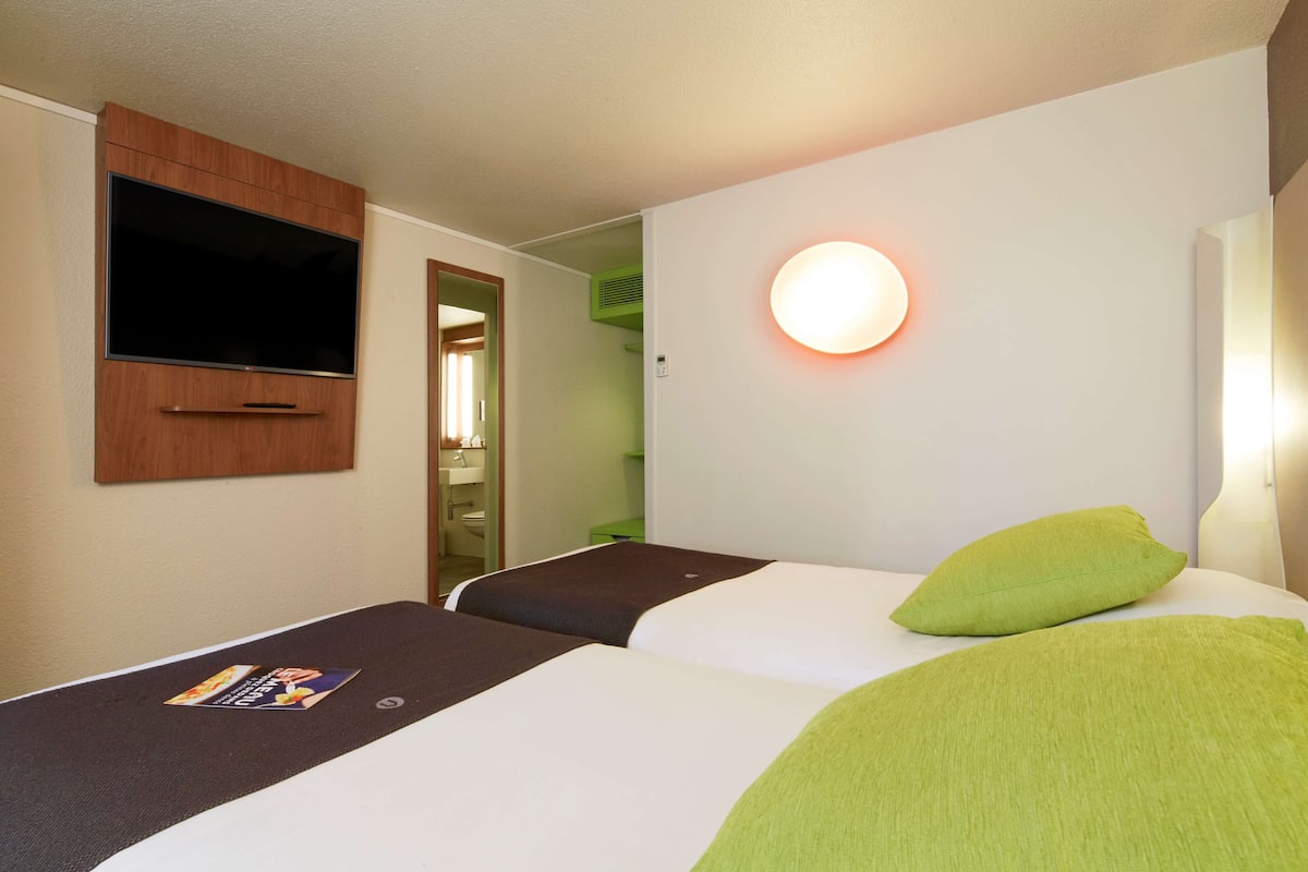 Premium bedding, desk, blackout curtains, free WiFi