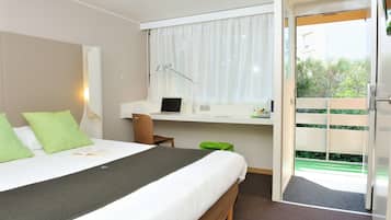 Premium bedding, desk, blackout drapes, free WiFi