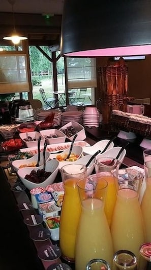 Petit déjeuner buffet servi tous les jours en supplément