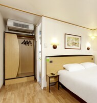 Escritorio, cortinas blackout y tabla de planchar con plancha 