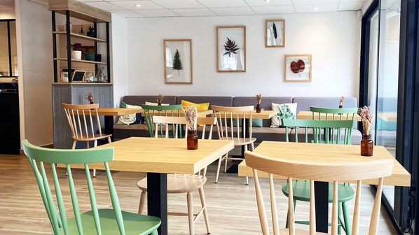 Melayani sarapan dan makan malam dengan sajian masakan Prancis