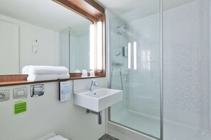 Shower, eco-friendly toiletries, hair dryer, towels - Hotel Campanile Saint Etienne Centre - Villars (Villars)