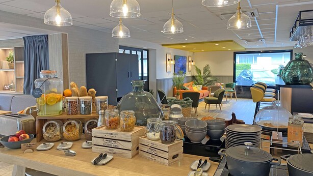 A breakfast buffet with various food items and utensils. - Hotel Campanile Saint Etienne Centre - Villars (Villars)