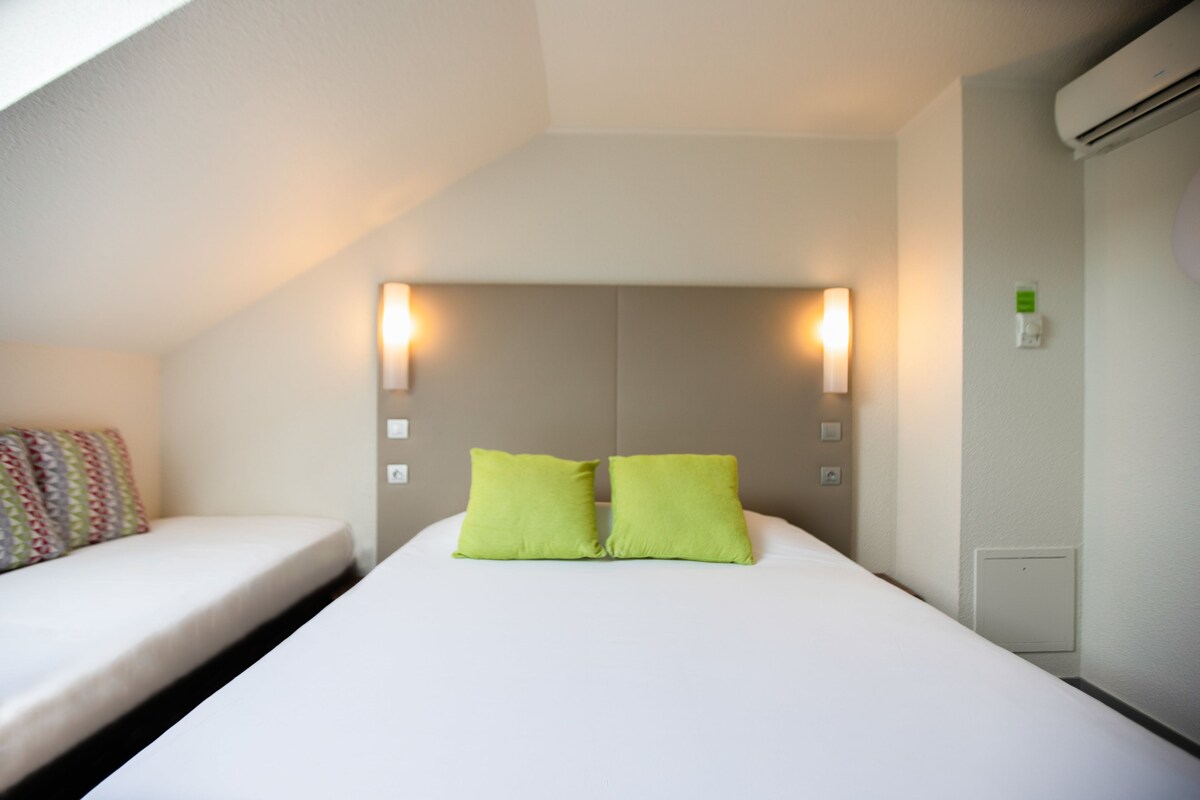 Ropa de cama de alta calidad y escritorio