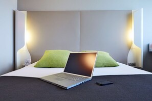 Seprai premium, meja kerja, dan ruang kerja ramah laptop