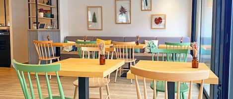 Petit déjeuner et dîner servis sur place