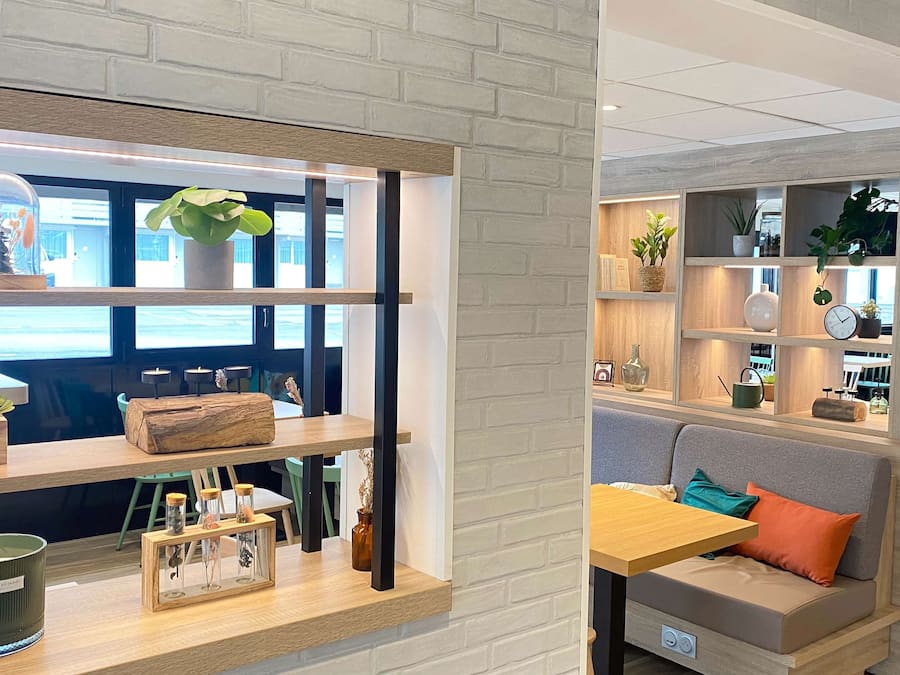 Breakfast and dinner served, French cuisine