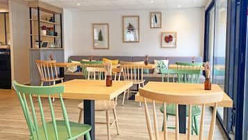 Petit déjeuner et dîner servis sur place