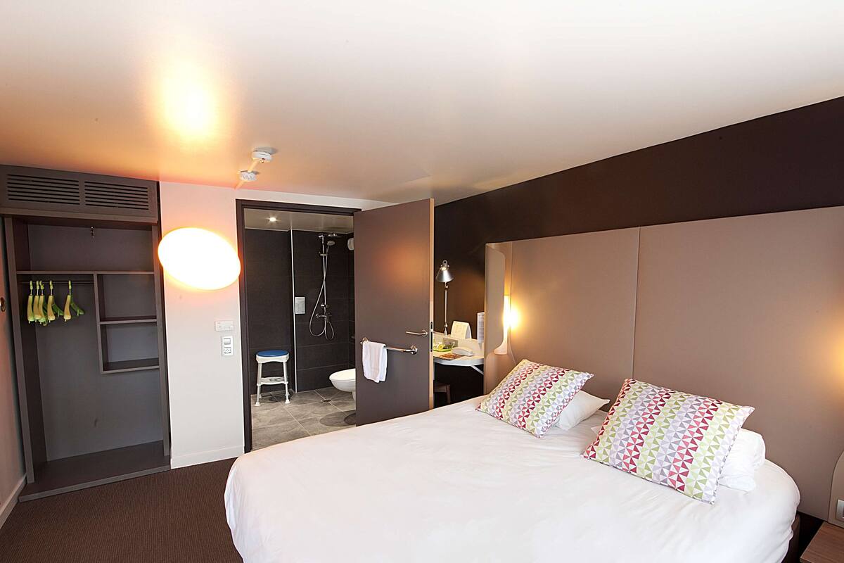 next generation, standard room, 1 double bed | in-room dining