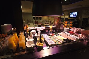 Ein reichhaltiges Buffet mit verschiedenen Speisen und Getränken.