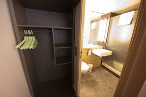 Milieuvriendelijke toiletartikelen, een haardroger, handdoeken