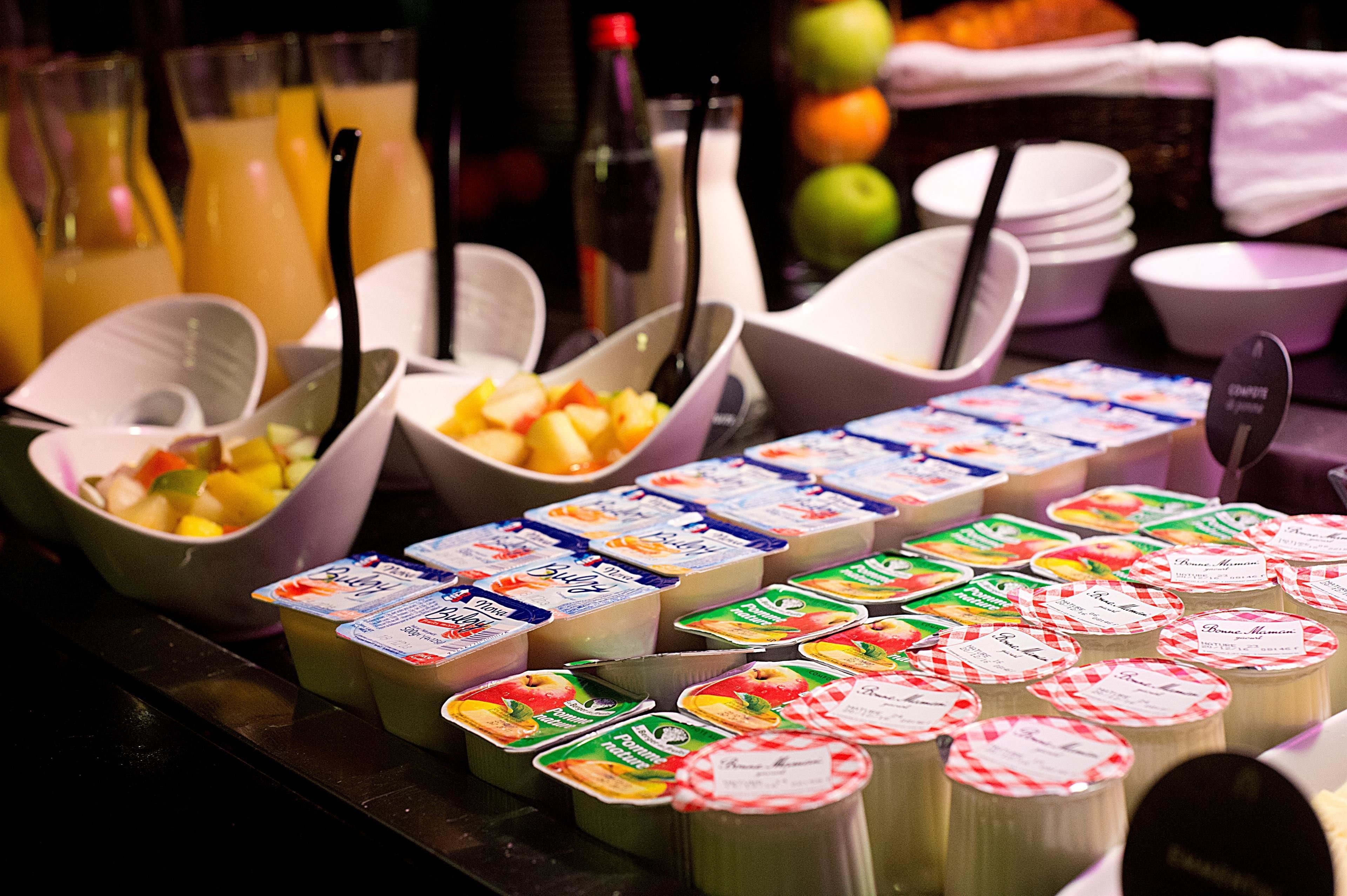 Un buffet de petit-déjeuner proposant une variété d’aliments et de boissons.
