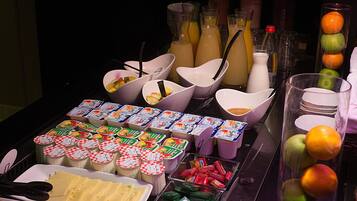 Un buffet de petit-déjeuner proposant une variété d'aliments et de boissons.