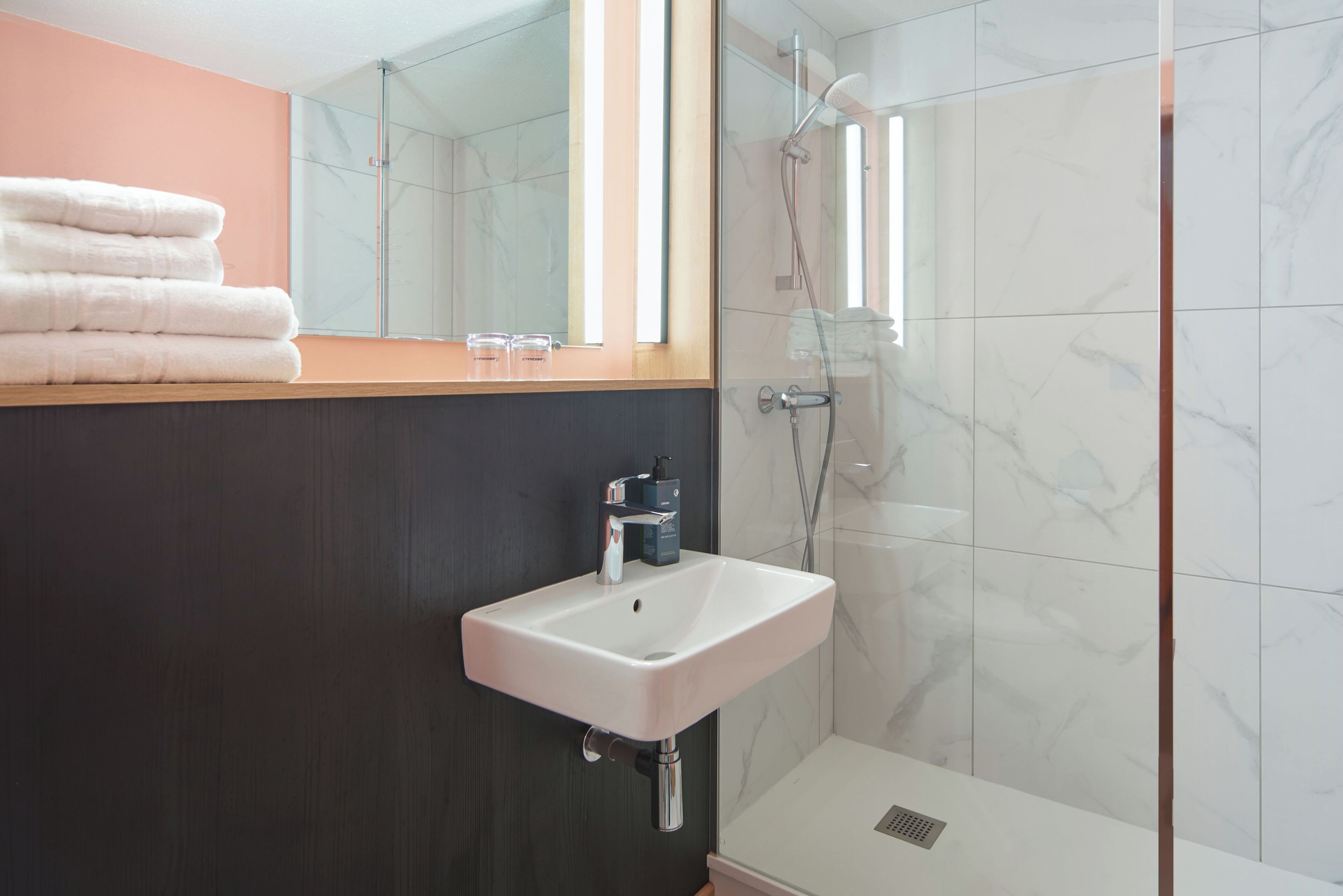 Fer et planche à repasser, Wi-Fi gratuit, draps fournis