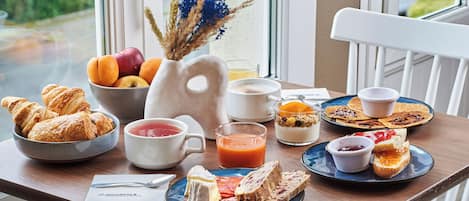 Päivittäinen buffetaamiainen (12.90 EUR per henkilö)