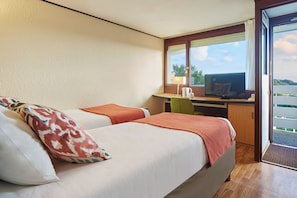 Zweibettzimmer | Bügeleisen/Bügelbrett, kostenloses WLAN, Bettwäsche
