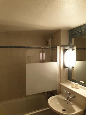 Badewanne, umweltfreundliche Kosmetikartikel, Haartrockner, Handtücher