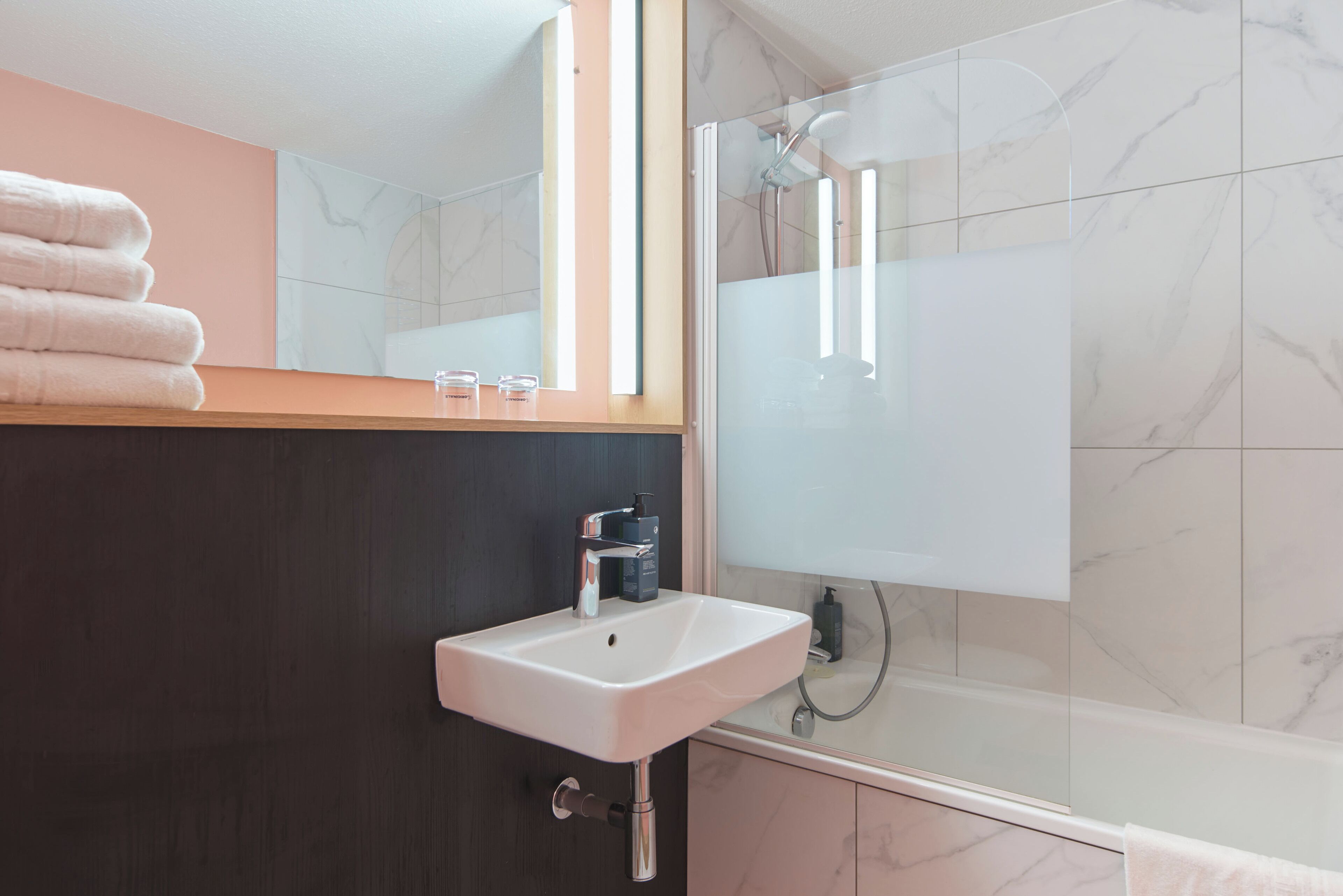 Chambre Double Supérieure | Salle de bain | Serviettes fournies, savon, shampoing, papier toilette