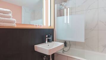 Chambre Double Supérieure | Salle de bain | Serviettes fournies, savon, shampoing, papier toilette