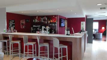 Petit déjeuner et dîner servis sur place