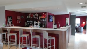 Petit déjeuner et dîner servis sur place