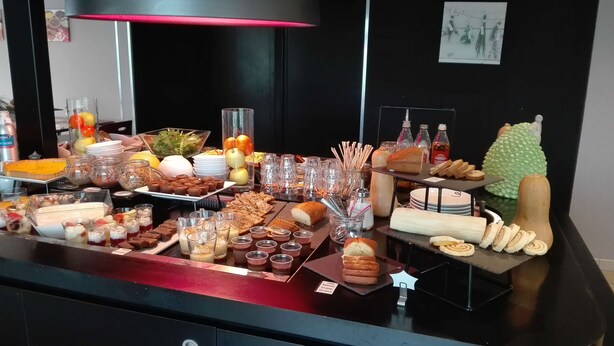 Un tavolo da buffet con diversi cibi e bevande.