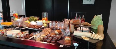 Serveert ontbijt en diner, Franse gerechten