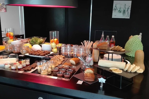 Breakfast and dinner served, French cuisine