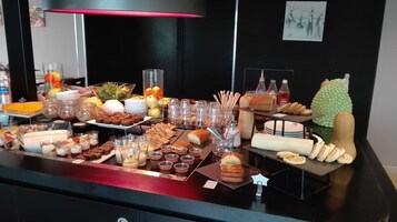 Se sirven desayunos, cenas y cocina francesa 