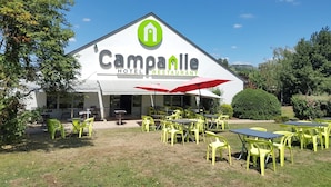 Ristorante dell'Hotel Campanile con posti a sedere all'aperto e un ombrello rosso.