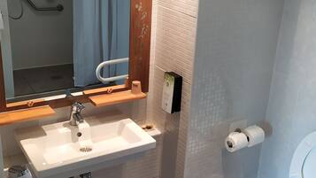 Articles de toilette écologiques, sèche-cheveux, serviettes fournies