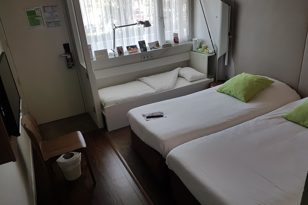 next generation, standard room, 2 single beds | premium bedding, desk, blackout curtains, soundproofing