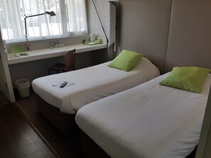 Ropa de cama de alta calidad, escritorio y cortinas blackout 