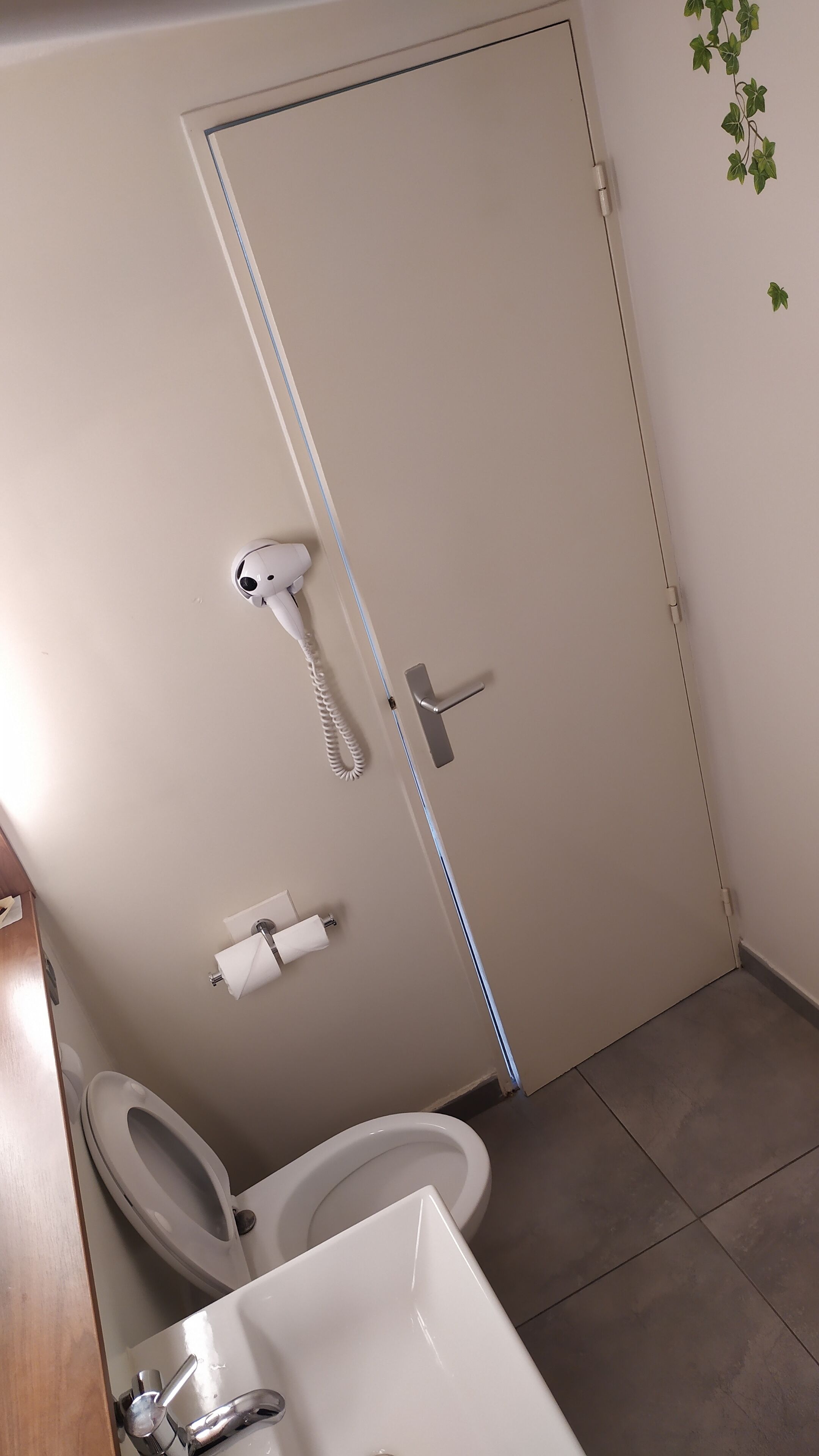 Un baño con inodoro, bidé y lavamanos.