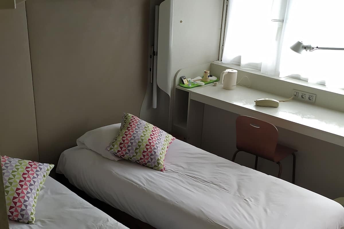 Ropa de cama de alta calidad, escritorio y cortinas blackout