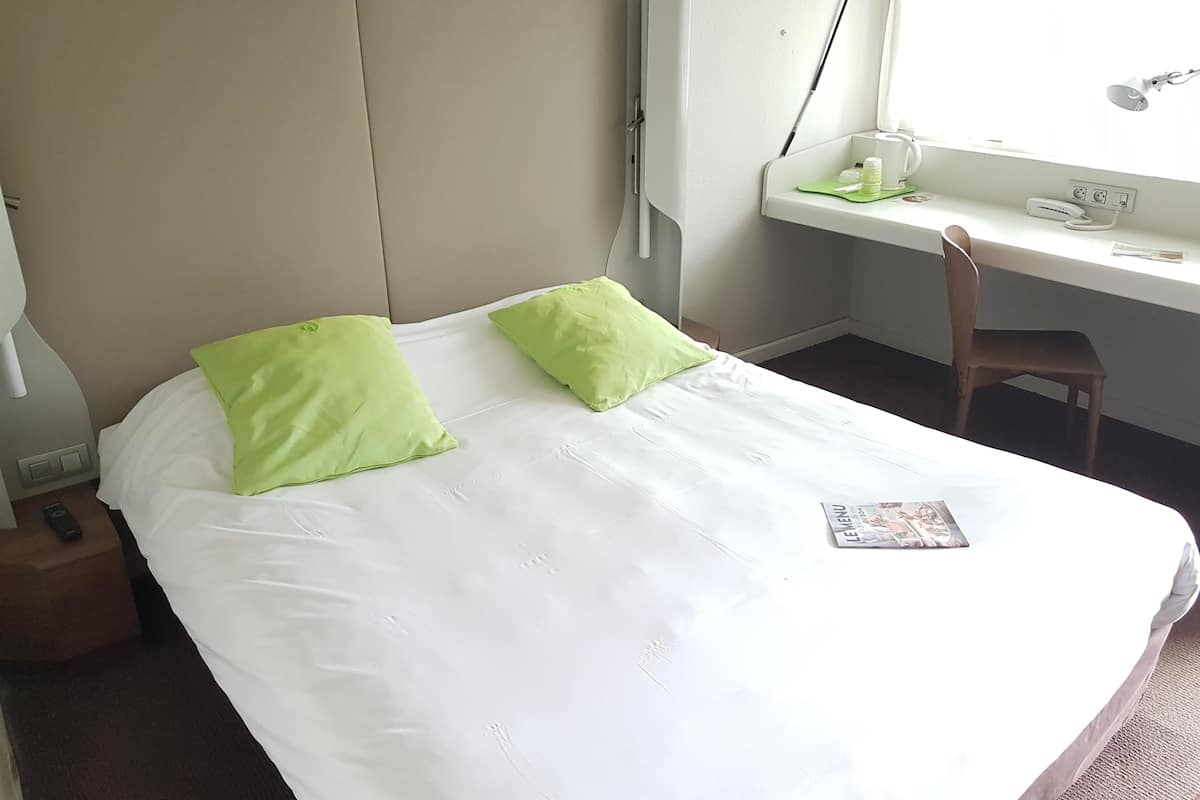 Standard Room, 1 Double Bed | Premium bedding, desk, blackout drapes, soundproofing