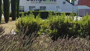 Un edificio con un cartello che riporta la scritta "Campanile Hotel Restaurant".