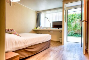 Muebles diferentes, escritorio y cortinas blackout 