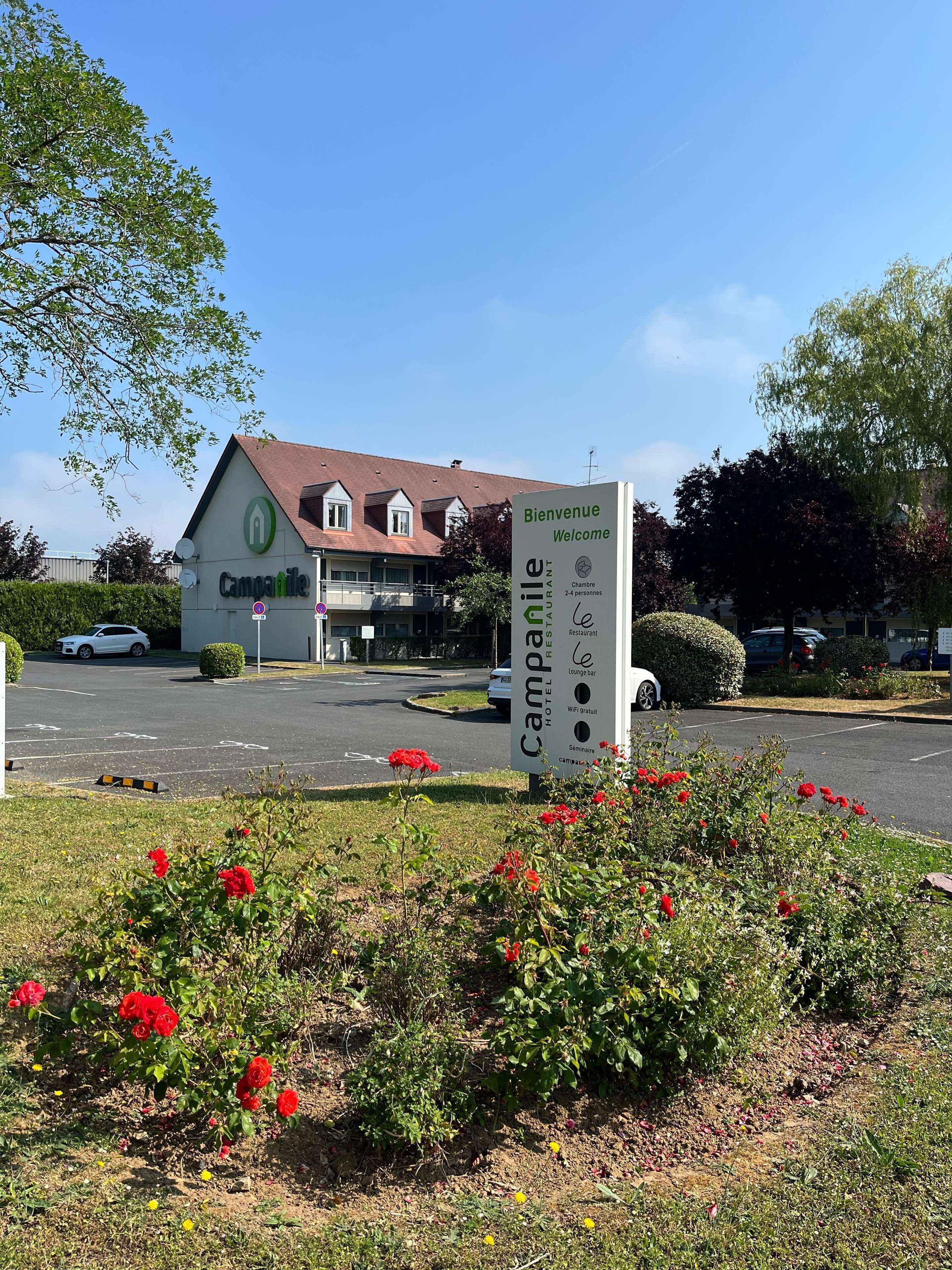 Un senyal de hotel amb la inscripció “Bienvenue Welcome” i “Canoanile”, que indica un hotel i un restaurant.