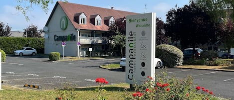 A hotel sign with "Bienvenue Welcome" and "Canoanile" indicating a hotel and restaurant.