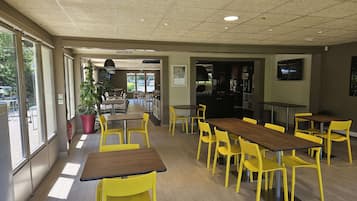 Daily buffet breakfast (EUR 13.90 per person)