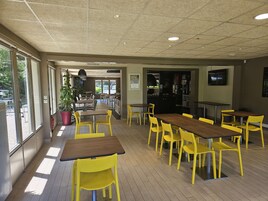 Desayuno buffet diario (EUR 13.90 por persona)