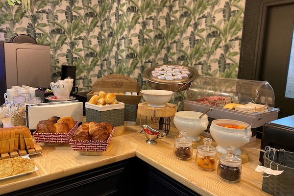 Daily buffet breakfast for a fee