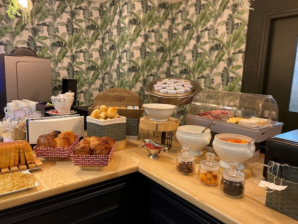 Daily buffet breakfast for a fee