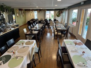 Dinner served - Shelder Hotel (Cherbourg-en-Cotentin)