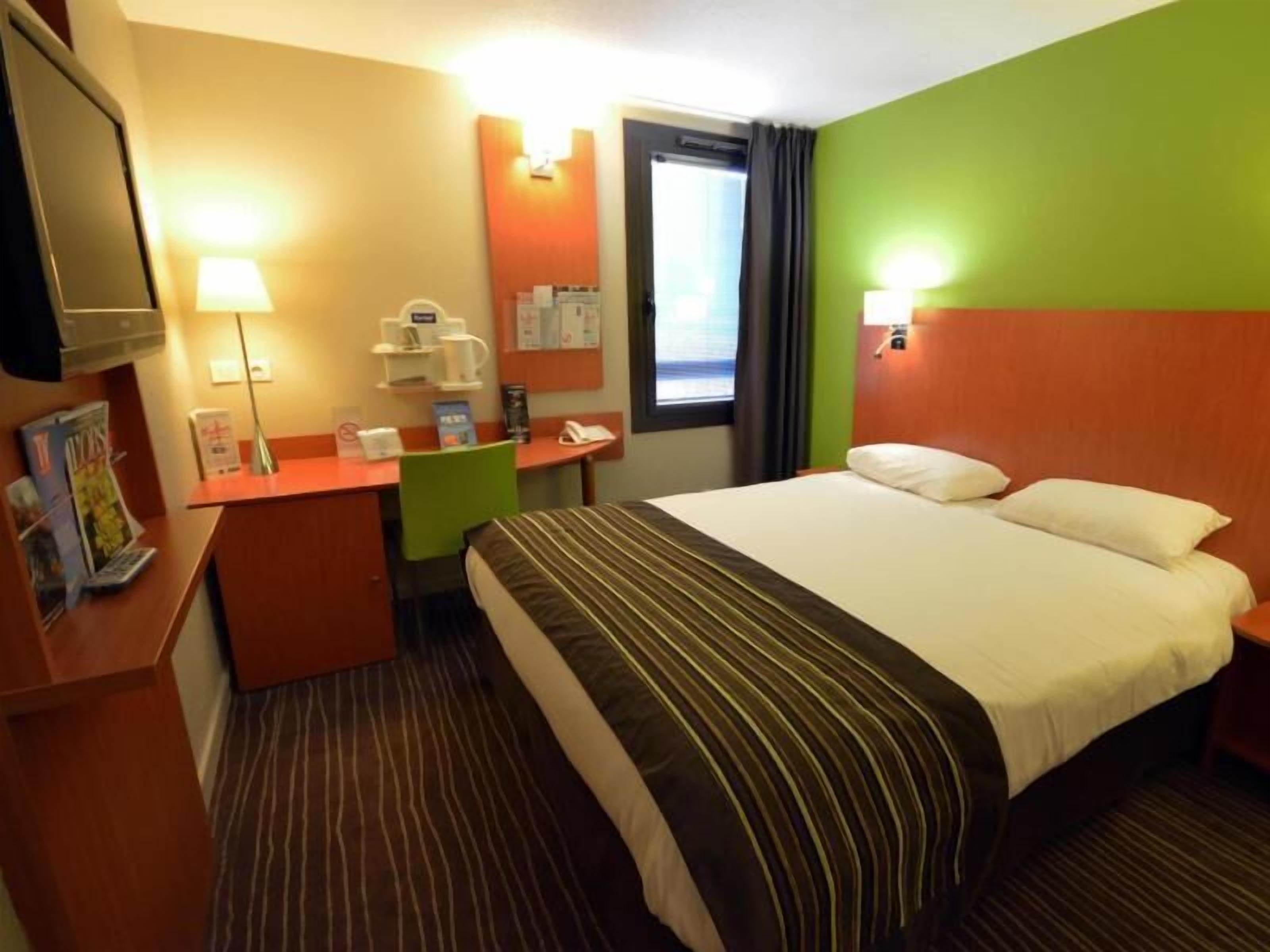 Schreibtisch, laptopgeeigneter Arbeitsplatz, Verdunkelungsvorhänge