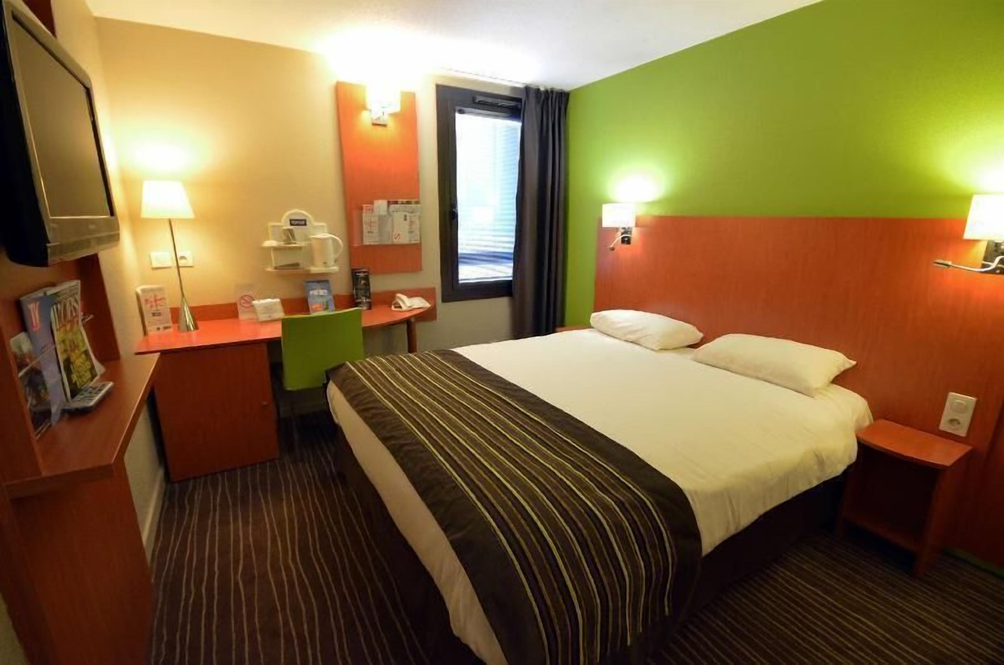 Schreibtisch, laptopgeeigneter Arbeitsplatz, Verdunkelungsvorhänge