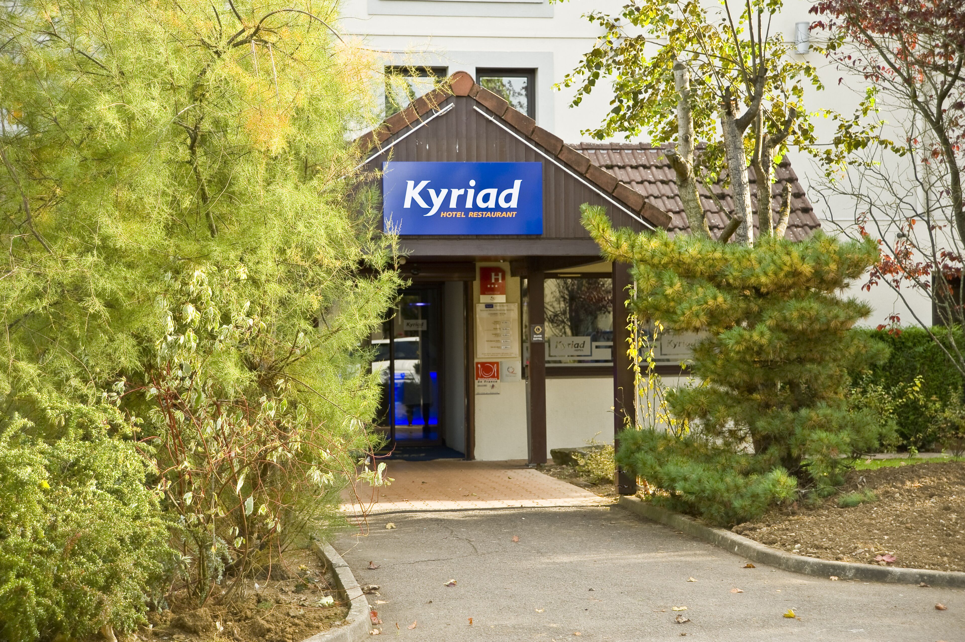 โต๊ะทำงาน, พื้นที่ทำงานแบบใช้แล็ปท็อป, ผ้าม่านกันแสง, ห้องเก็บเสียง