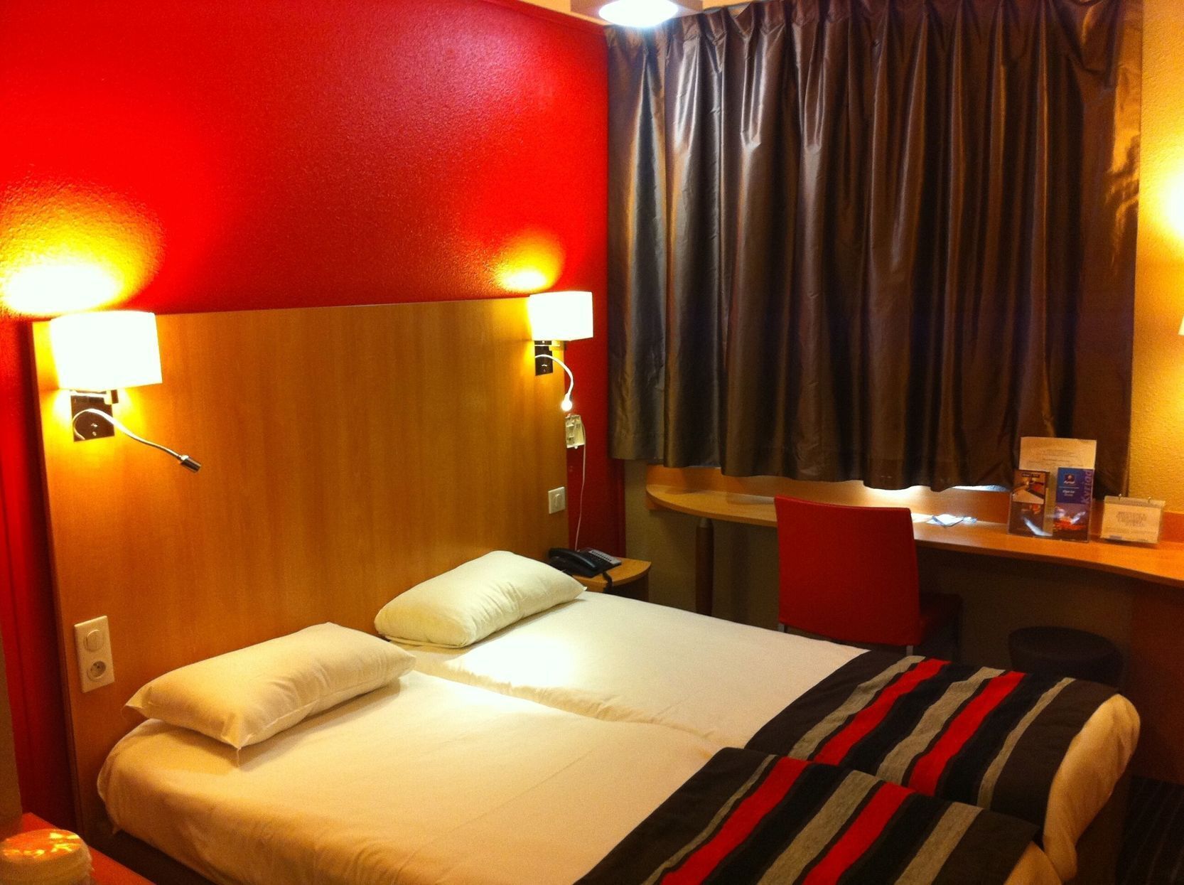 Schreibtisch, laptopgeeigneter Arbeitsplatz, Verdunkelungsvorhänge