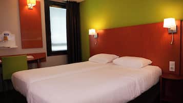 Een bureau, een laptopwerkplek, verduisterende gordijnen